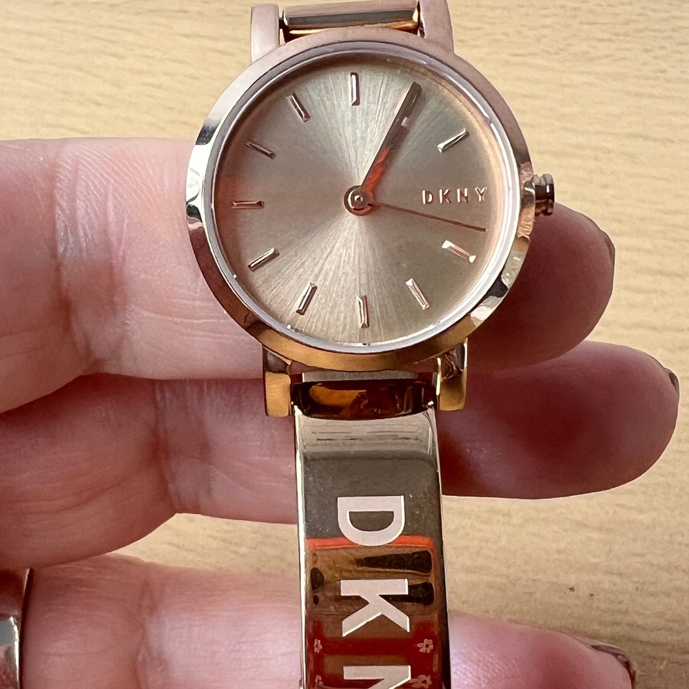 DKNY NY2308 Soho Bangle WATCH ROSE GOLD TONE PRISTINE CONDITION NEW BATTERY
